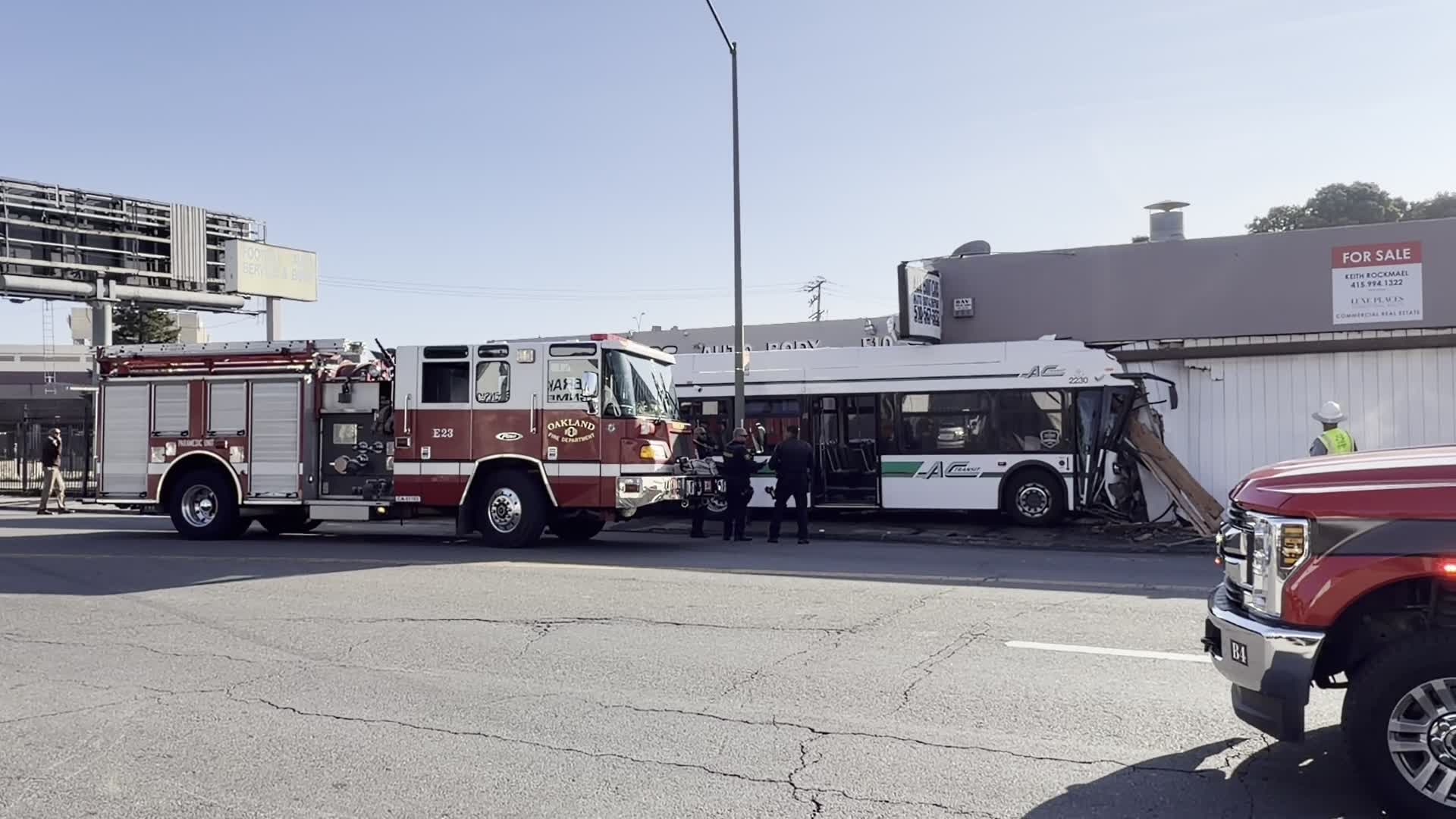 AC Transit bus crashes into Oakland building – KRON4