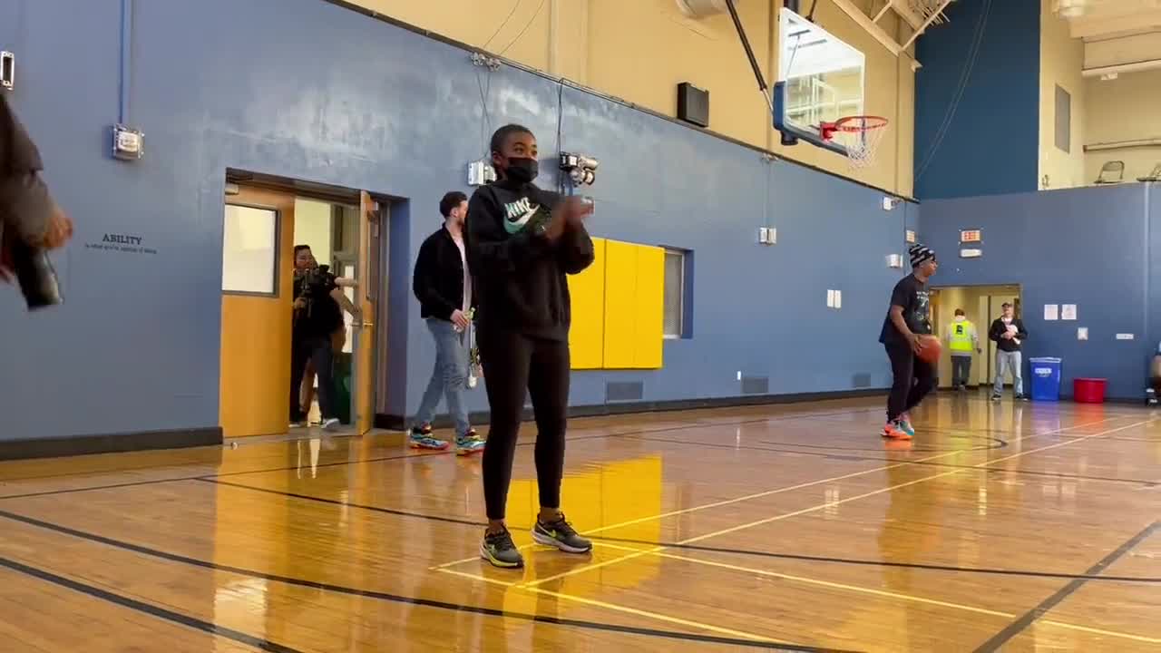 Klay walks into Hamilton Rec Center in SF KRON4