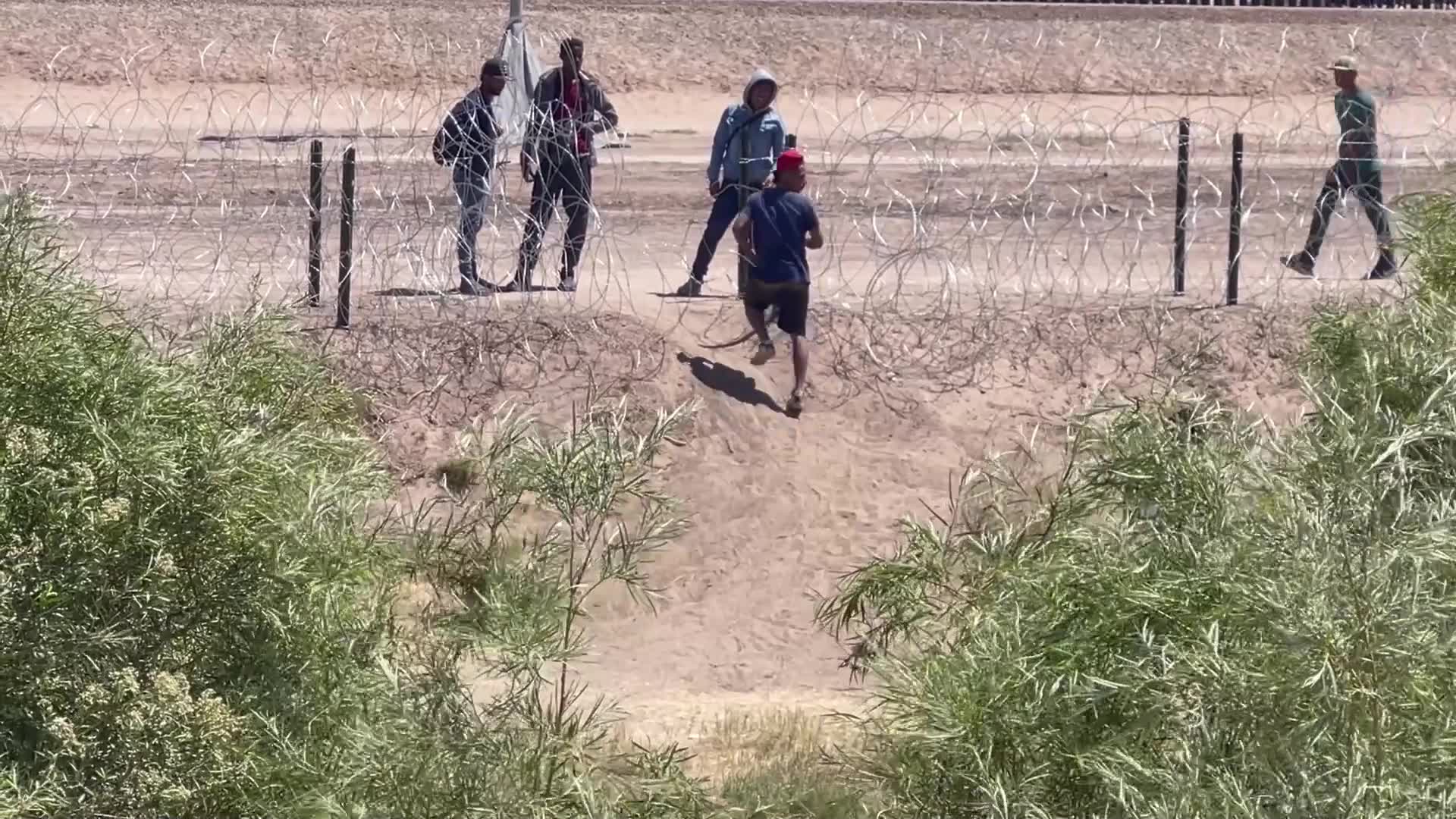 Migrants Set Up Tent Camp At Border Wall In El Paso Borderreport 6551